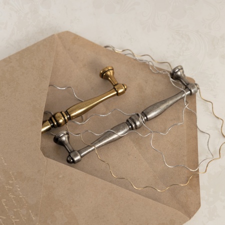 картинка Ручка меб. скоба мет. EVA 128 античная латунь, AKS магазин SEFI являющийся официальным дистрибьютором в России  картинка Ручка меб. скоба мет. EVA 128 античная латунь, AKS от магазина SEFI