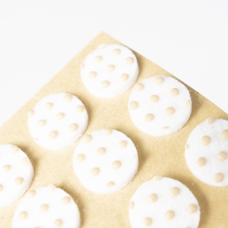 картинка Подкладка самоприлипающая фетровая прорезиненная d15мм (1упак.=45шт), белая, Folmag от магазина SEFI