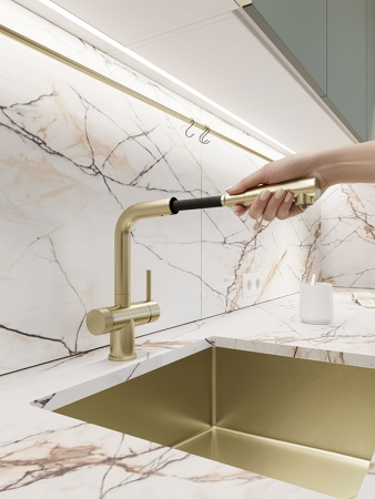 картинка Смеситель для кухонной мойки, с выдвижной лейкой и подключением фильтрованной воды EMAR EC-7026, цвет Светлое Золото от магазина SEFI