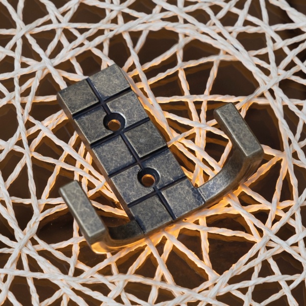 картинка Крючок меб. двухрожковый мет. TETRIS старое золото AKS от магазина SEFI