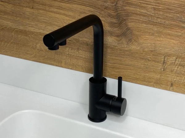 картинка Смеситель для кухни с выдвижной лейкой и подключением к фильтру, EMAR ЕС-7015, цвет Black от магазина SEFI