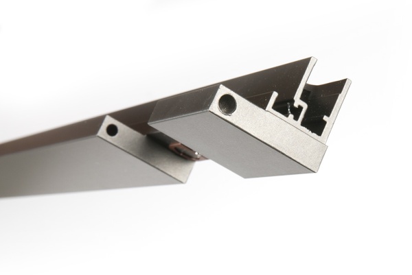 картинка Вертикальный профиль с доводчиками и уплотнителем от магазина SEFI