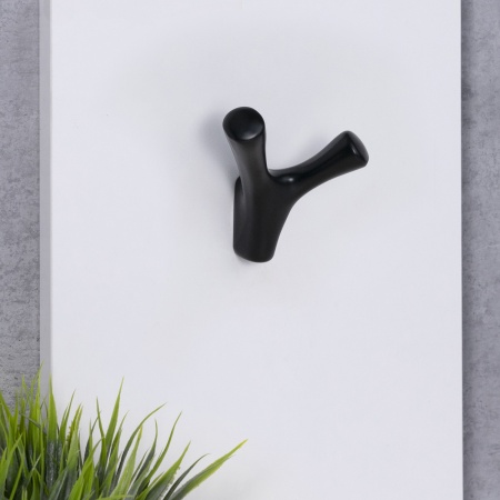 картинка Крючок меб. двухрожковый мет. OMEGA черный матовый AKS от магазина SEFI