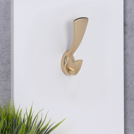 картинка Крючок меб. двухрожковый мет. QUEEN брашированное золото AKS от магазина SEFI