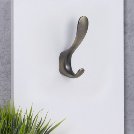 картинка Крючок меб. двухрожковый мет. ROMA античная латунь матовая AKS от магазина SEFI