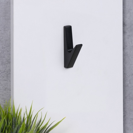 картинка Крючок меб. однорожковый мет. FIX черный матовый AKS от магазина SEFI