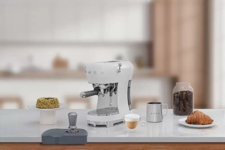 картинка Кофемашина Smeg ECF02WHEU от магазина SEFI