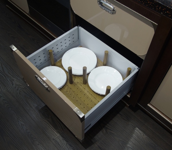 картинка Деревянный лоток WoodLine со столбиками для посуды в ящики Hettich Innotech Atira, 600 мм, дуб от магазина SEFI