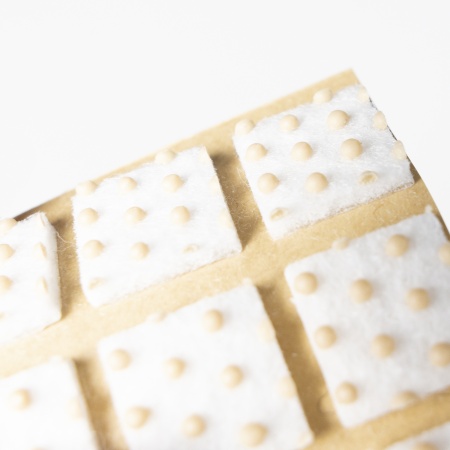 картинка Подкладка самоприлипающая фетровая прорезиненная 15 х 15мм (1упак.=45шт), белая, Folmag от магазина SEFI