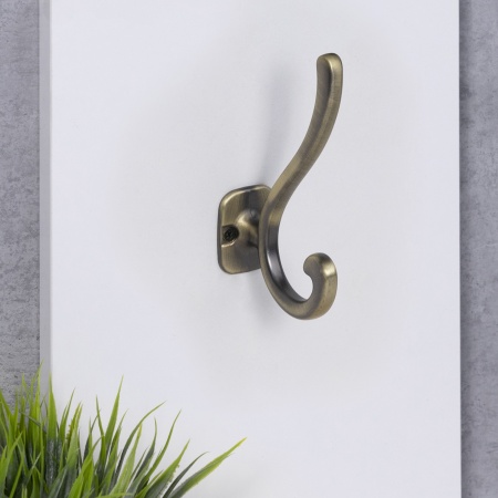 картинка Крючок меб. двухрожковый мет. AКKORD античная латунь матовая AKS от магазина SEFI