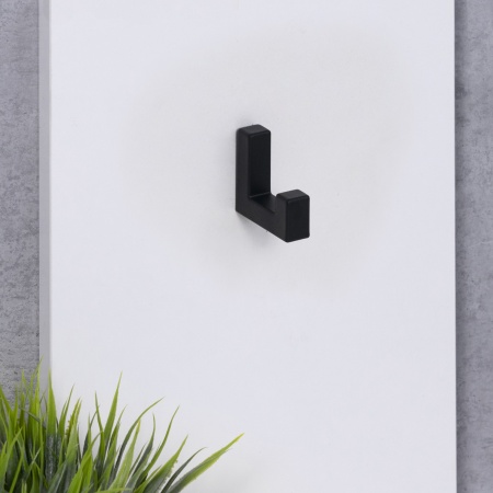 картинка Крючок меб. однорожковый мет. BENZ черный матовый AKS от магазина SEFI