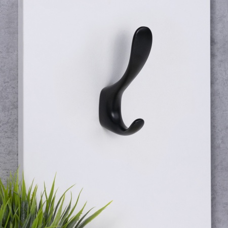 картинка Крючок меб. двухрожковый мет. ROMA черный матовый AKS от магазина SEFI