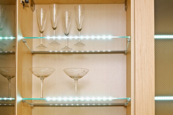 картинка Светодиодный светильник ZETA Glasline для стеклянных полок, длина светильника 559 мм, свет-холодный магазин SEFI являющийся официальным дистрибьютором в России  картинка Светодиодный светильник ZETA Glasline для стеклянных полок, длина светильника 559 мм, свет-холодный от магазина SEFI