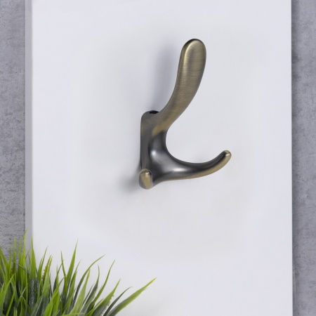 картинка Крючок меб. трехрожковый мет. ROMA античная латунь матовая AKS от магазина SEFI