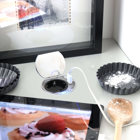 картинка Розетка Ring врезная в столешницу , 2 входа - стандартная розетка + USB вход, цвет - нержавейка от магазина SEFI