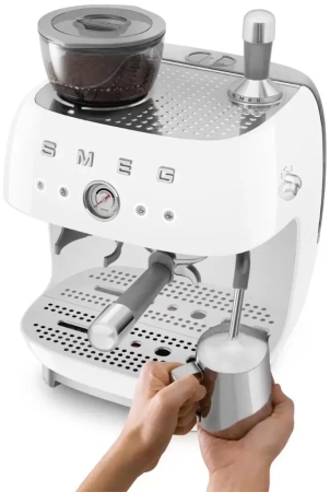 картинка Эспрессо-кофемашина Smeg EGF03WHEU от магазина SEFI