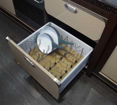 картинка Деревянный лоток WoodLine для кастрюль и сковородок в ящики Blum Tandembox, 600 мм, дуб от магазина SEFI