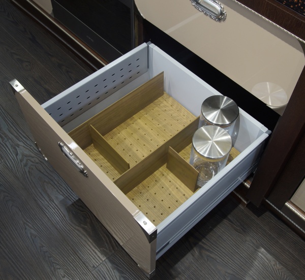 картинка Деревянный лоток WoodLine для столовых приборов в ящик Hettich InnoTech Atira на фасад 900 мм, орех от магазина SEFI