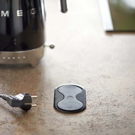 картинка Розетка Eight USB врезная в столешницу, цвет - черный магазин SEFI являющийся официальным дистрибьютором в России  картинка Розетка Eight USB врезная в столешницу, цвет - черный от магазина SEFI