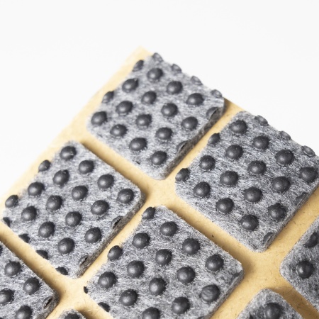 картинка Подкладка самоприлипающая фетровая прорезиненная 20 х 20мм (1упак.=28шт), серая, Folmag от магазина SEFI