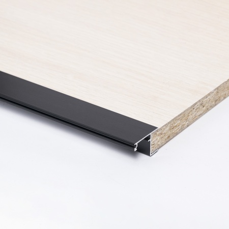 картинка Профиль алюминиевый накладной/торцевой CAPELLA-3018B, с черным экраном, цвет черный, 2м (для 18 ДСП), AKS от магазина SEFI