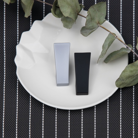 картинка Крючок меб. однорожковый мет. SLASH черный матовый AKS магазин SEFI являющийся официальным дистрибьютором в России  картинка Крючок меб. однорожковый мет. SLASH черный матовый AKS от магазина SEFI