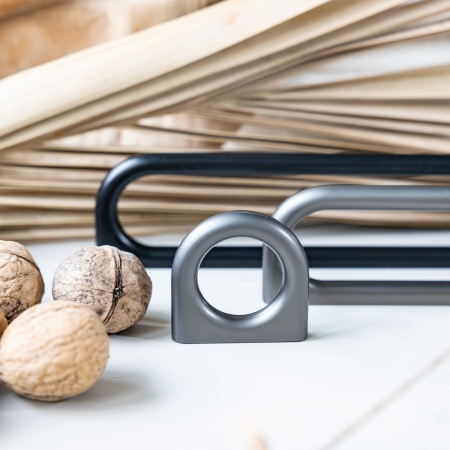 картинка Ручка меб. скоба мет. OLYMPIA 160 графит, AKS магазин SEFI являющийся официальным дистрибьютором в России  картинка Ручка меб. скоба мет. OLYMPIA 160 графит, AKS от магазина SEFI