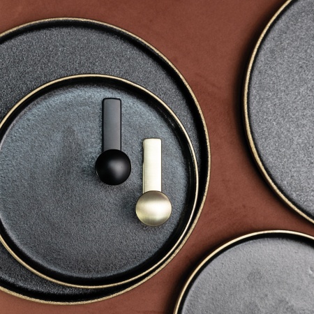 картинка Крючок меб. однорожковый мет. KING черный матовый AKS от магазина SEFI