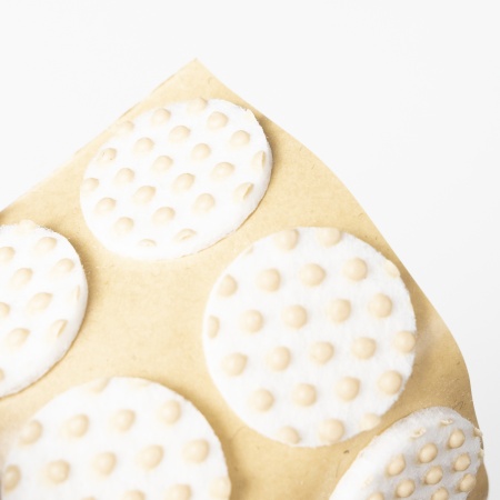 картинка Подкладка самоприлипающая фетровая прорезиненная d20мм (1упак.=28шт), белая, Folmag от магазина SEFI