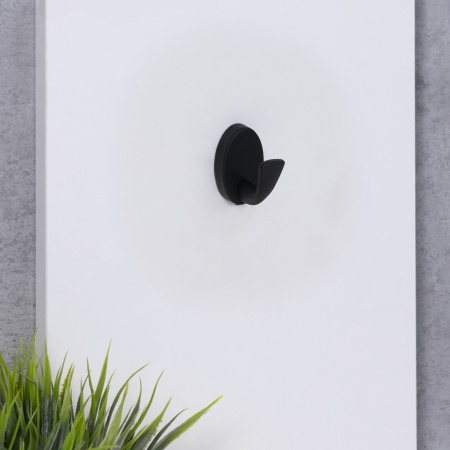 картинка Крючок меб. однорожковый мет. QUEEN черный матовый AKS магазин SEFI являющийся официальным дистрибьютором в России  картинка Крючок меб. однорожковый мет. QUEEN черный матовый AKS от магазина SEFI