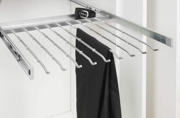 картинка Выкатной держатель для брюк в шкаф 800 с крепежом на боковины серебристый от магазина SEFI
