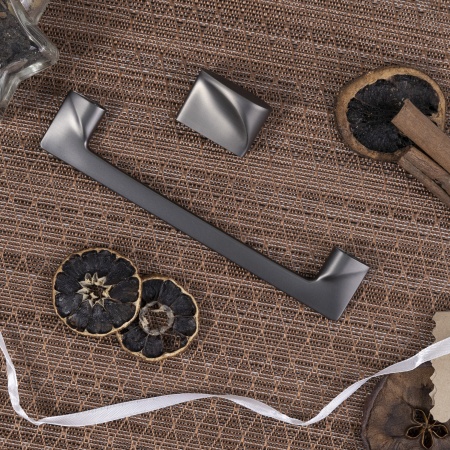 картинка Ручка меб. скоба мет. RANDY 128, графит шлифованный, AKS от магазина SEFI