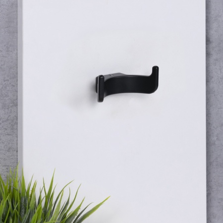 картинка Крючок меб. двухрожковый мет. BAR черный матовый AKS от магазина SEFI