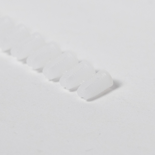 картинка Втулка под саморез на полосе 5*10, пластик, белая (уп/1тыс.шт) AKS от магазина SEFI