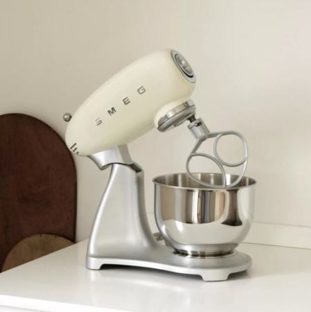 картинка Планетарный миксер Smeg SMF02CREU магазин SEFI являющийся официальным дистрибьютором в России  картинка Планетарный миксер Smeg SMF02CREU от магазина SEFI