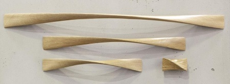 картинка Ручка мебельная Twist 320, дуб 388*40,5*35,5 от магазина SEFI