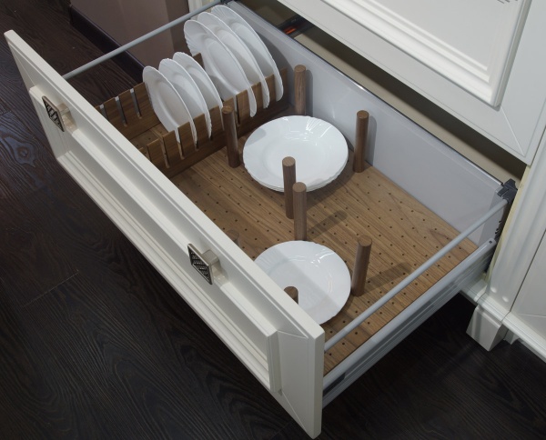 картинка Деревянный лоток WoodLine с держателем для посуды в ящики Grass Vionaro / Blum Legrabox, 900 мм,орех от магазина SEFI