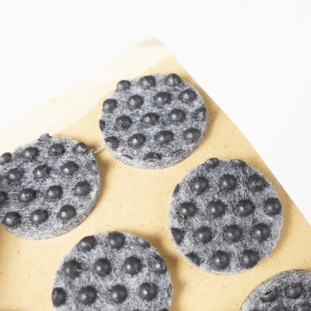 картинка Подкладка самоприлипающая фетровая прорезиненная d20мм (1упак.=28шт), серая, Folmag от магазина SEFI