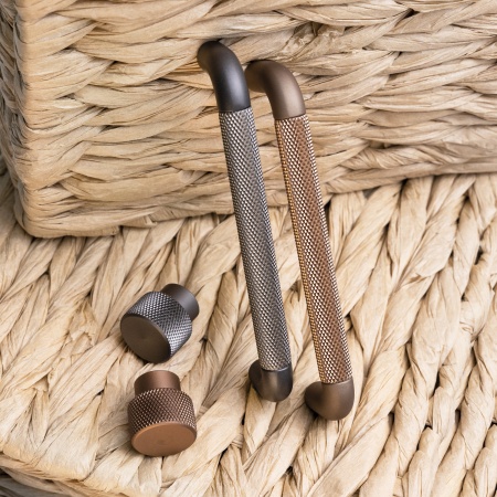 картинка Ручка меб. скоба мет. FLUID 128 черный матовый, AKS от магазина SEFI