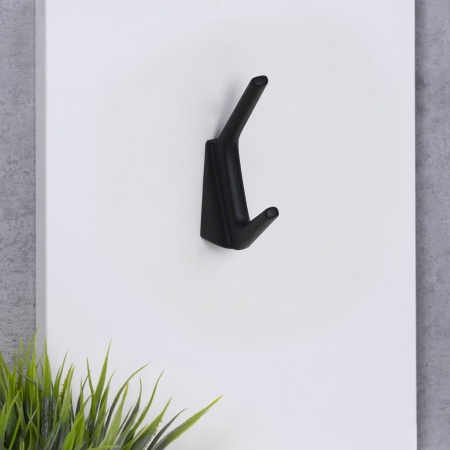 картинка Крючок меб. двухрожковый мет. SENT черный матовый AKS от магазина SEFI