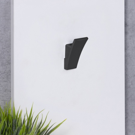 картинка Крючок меб. однорожковый мет. SLASH черный матовый AKS магазин SEFI являющийся официальным дистрибьютором в России  картинка Крючок меб. однорожковый мет. SLASH черный матовый AKS от магазина SEFI