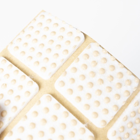 картинка Подкладка самоприлипающая фетровая прорезиненная 30 х 30мм (1упак.=15шт), белая, Folmag от магазина SEFI