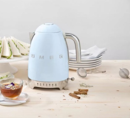 картинка Чайник Smeg KLF03PBEU от магазина SEFI
