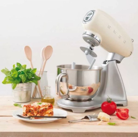 картинка Планетарный миксер Smeg SMF02CREU магазин SEFI являющийся официальным дистрибьютором в России  картинка Планетарный миксер Smeg SMF02CREU от магазина SEFI