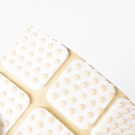 картинка Подкладка самоприлипающая фетровая прорезиненная 25 х 25мм (1упак.=18шт), белая, Folmag от магазина SEFI